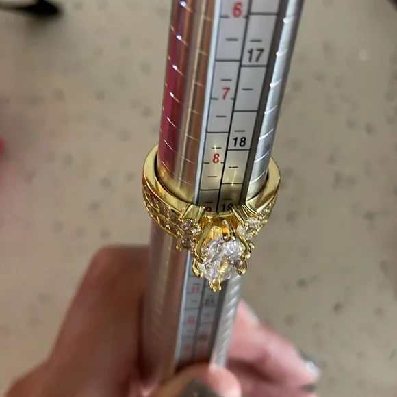 Gorgeous multi carat gold plated faux diamond ring wms sz 8 3/4 ish - Picture 12 of 13